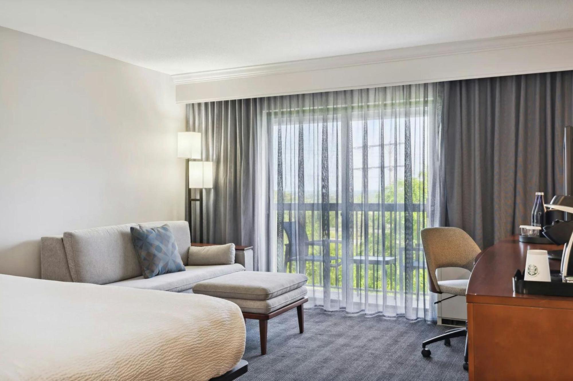 Courtyard Burlington Hotel 3*